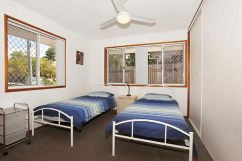2 Eastern Court Mount Coolum 400 DOLLAR BOND Pet Friendly LINEN INCLUDED - Accommodation Gladstone 4