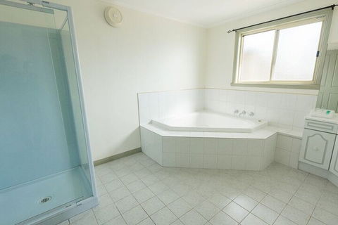 Hilltop Haven - Accommodation Gladstone 2