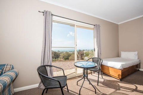 Hilltop Haven - Accommodation Gladstone 4