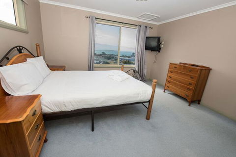 Hilltop Haven - Accommodation Gladstone 6