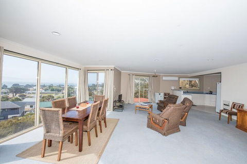 Hilltop Haven - Accommodation Gladstone 1