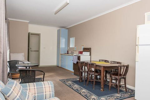 Hilltop Haven - Accommodation Gladstone 5