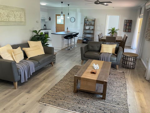Valley View Townhouse - On The RAIL TRAIL - Accommodation Gladstone 2