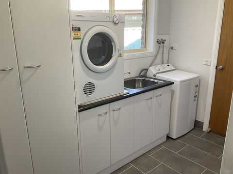 Valley View Townhouse - On The RAIL TRAIL - Accommodation Gladstone 3