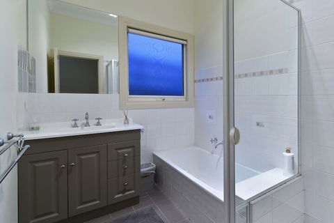 Balwyn Houses - Accommodation Gladstone 5