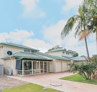 Occy's at Fingal Bay - Accommodation Gladstone