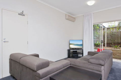 Zenith Studio Unit 4 / 10 Messines Street - Accommodation Gladstone 2