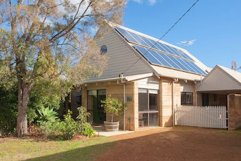 Spa Cottage - Accommodation Gladstone 0