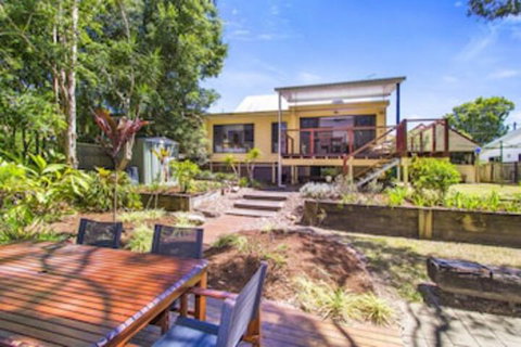 CABARITA BEACH BLISS HOLIDAY HOME On The LAKE - Accommodation Gladstone 0