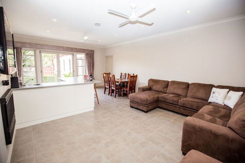 BEL MIREN DUSTY MILLER - Accommodation Gladstone 3