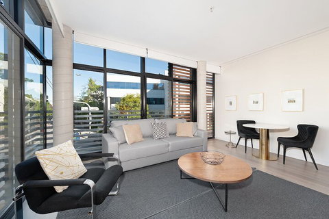 Uber Chic Newtown Designer Pad H392 - Accommodation Gladstone 2
