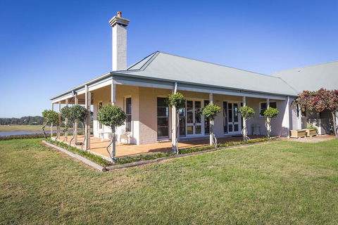 Holman Estate - Accommodation Gladstone 2