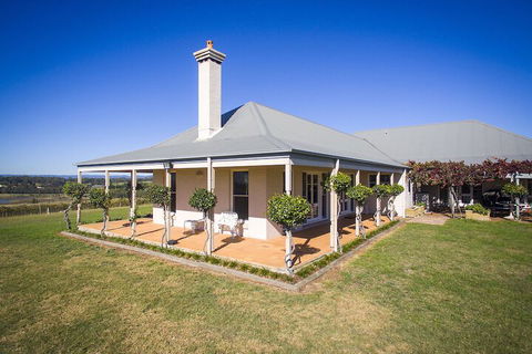 Holman Estate - Accommodation Gladstone 1