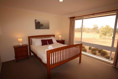 Verona Vineyard Cottage - Accommodation Gladstone 3