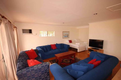 Verona Vineyard Cottage - Accommodation Gladstone 4