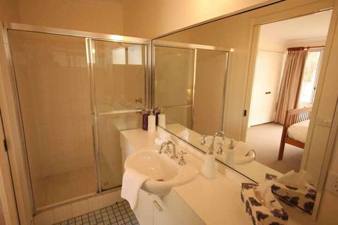 Verona Vineyard Cottage - Accommodation Gladstone 5