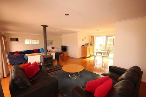 Verona Vineyard Cottage - Accommodation Gladstone 7