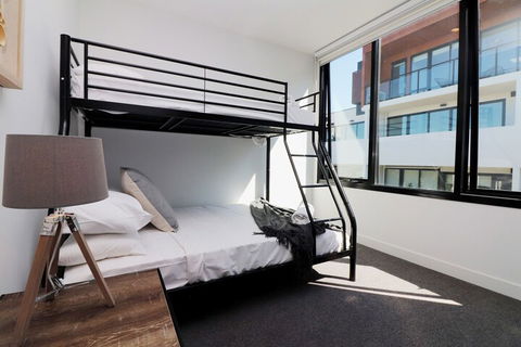 Queen Of Northcote Views Rejuvenate Stays - Accommodation Gladstone 5