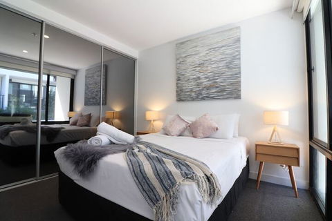 Queen Of Northcote Views Rejuvenate Stays - Accommodation Gladstone 3