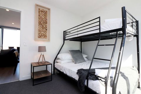 Queen Of Northcote Views Rejuvenate Stays - Accommodation Gladstone 7