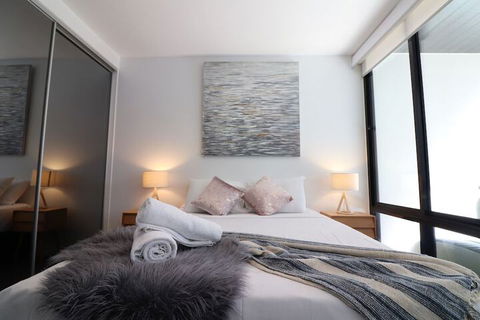 Queen Of Northcote Views Rejuvenate Stays - Accommodation Gladstone 1