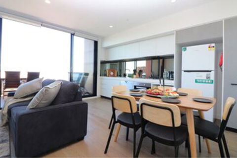 Queen Of Northcote Views Rejuvenate Stays - Accommodation Gladstone 0