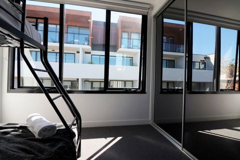 Queen Of Northcote Views Rejuvenate Stays - Accommodation Gladstone 6