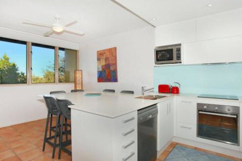 Little Hill 3 2 BDRM Apt On Parkyn Pde - Accommodation Gladstone 3
