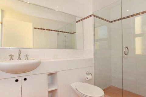 Little Hill 3 2 BDRM Apt On Parkyn Pde - Accommodation Gladstone 2