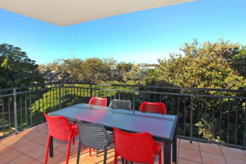 Little Hill 3 2 BDRM Apt On Parkyn Pde - Accommodation Gladstone 4