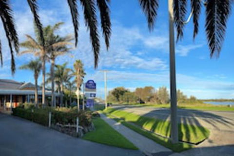 Coastal Waters Motor Inn - Accommodation Gladstone 0