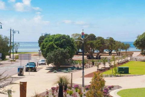 Dunsborough Deluxe Villa Retreat - Accommodation Gladstone 1