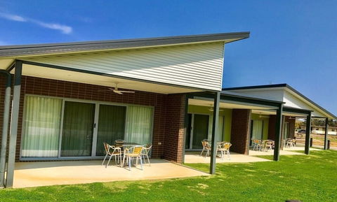 CluBarham Golf Resort - Accommodation Gladstone 0