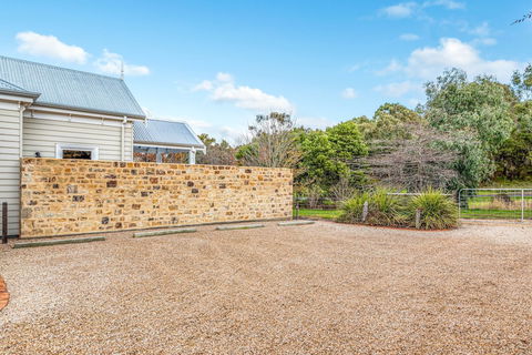 Grandview Accommodation - The Elm Tree Apartments - Accommodation Gladstone 2