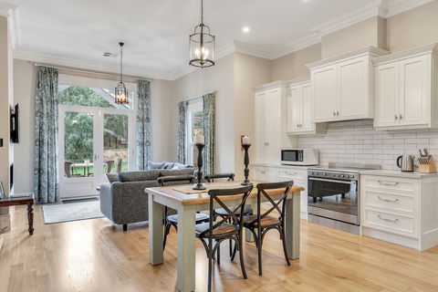 Grandview Accommodation - The Elm Tree Apartments - Accommodation Gladstone 4