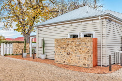 Grandview Accommodation - The Elm Tree Apartments - Accommodation Gladstone 1