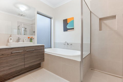 Lakeside Retreat & Business - Accommodation Gladstone 6