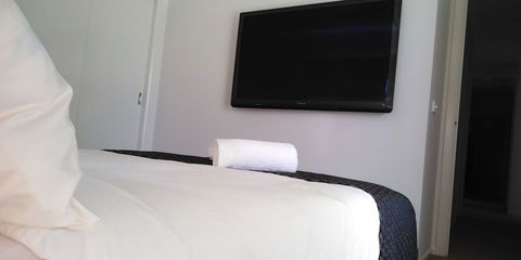 Lakeside Retreat & Business - Accommodation Gladstone 5