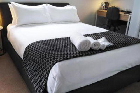 Lakeside Retreat & Business - Accommodation Gladstone 0