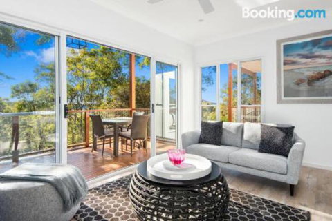 Avalon Tree House - Accommodation Gladstone 3