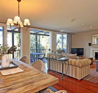 Villa Beaujolais Located Within Cypress Lakes - Accommodation Gladstone
