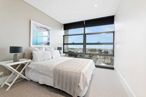 Ultra Modern Brand New CBD View - Accommodation Gladstone 7