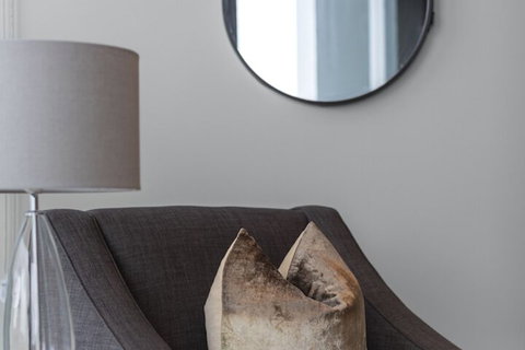 Ultra Modern Brand New CBD View - Accommodation Gladstone 1