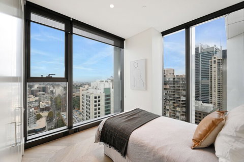 Ultra Modern Brand New CBD View - Accommodation Gladstone 3