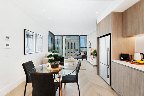 Ultra Modern Brand New CBD View - Accommodation Gladstone 2