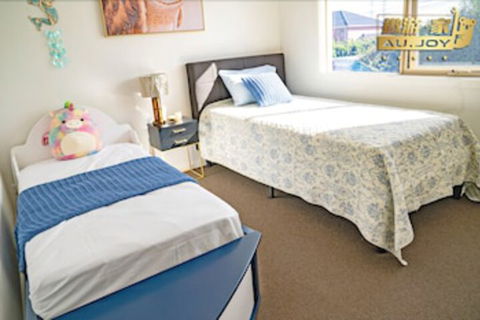 AUJOY 4 Bed Townhouse Glen Waverley - Accommodation Gladstone 5