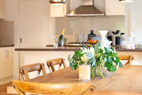 AUJOY 4 Bed Townhouse Glen Waverley - Accommodation Gladstone 4