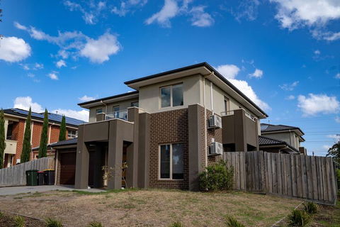 AUJOY 4 Bed Townhouse Glen Waverley - Accommodation Gladstone 1