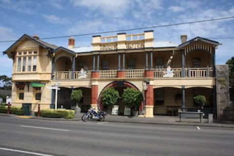 Mickey Bourke's Koroit Hotel - Accommodation Gladstone 0