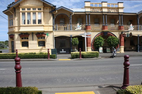 Mickey Bourke's Koroit Hotel - Accommodation Gladstone 1